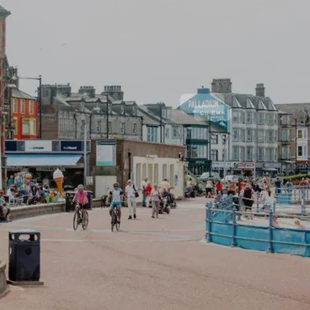 4 Bed House Sea Views Benji'S By The Beach Morecambe Exterior photo