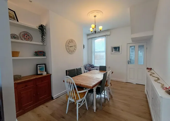 4 Bed House Sea Views Benji\'S By The Beach