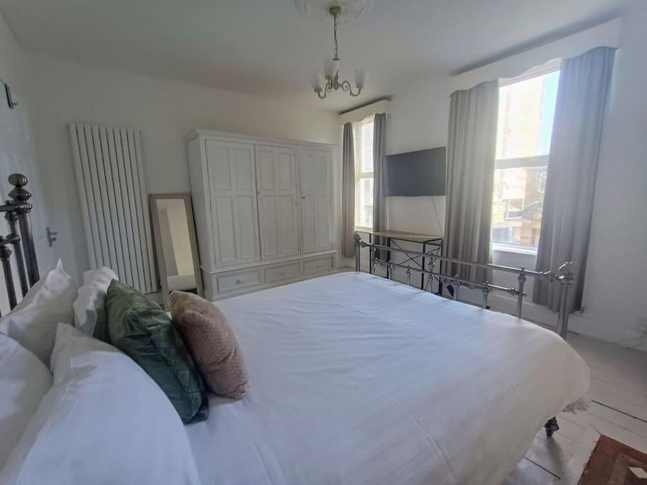 4 Bed House Sea Views Benji's By The Holiday home *