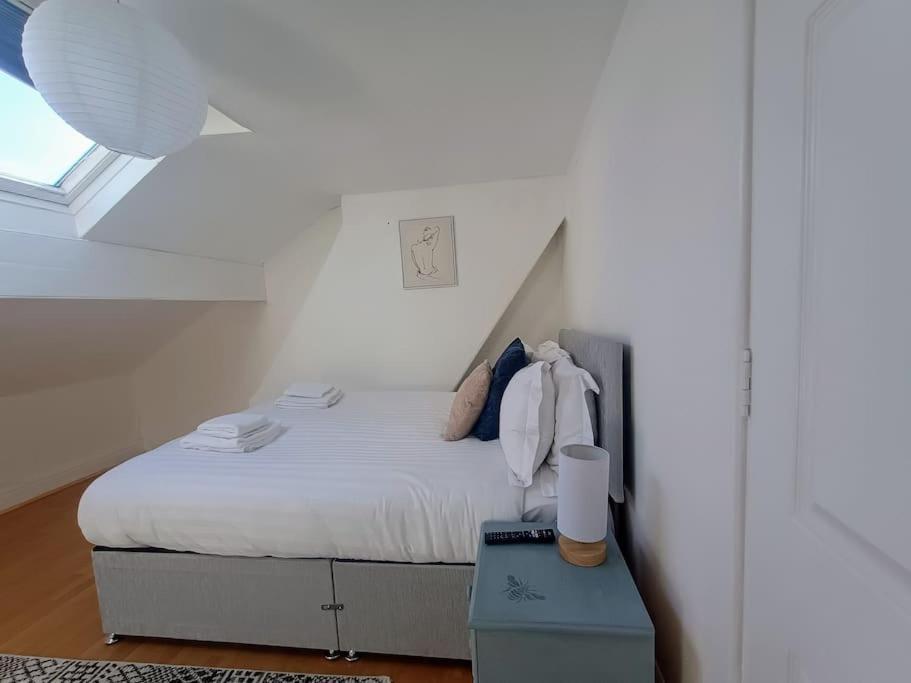 4 Bed House Sea Views Benji's By The Holiday home
