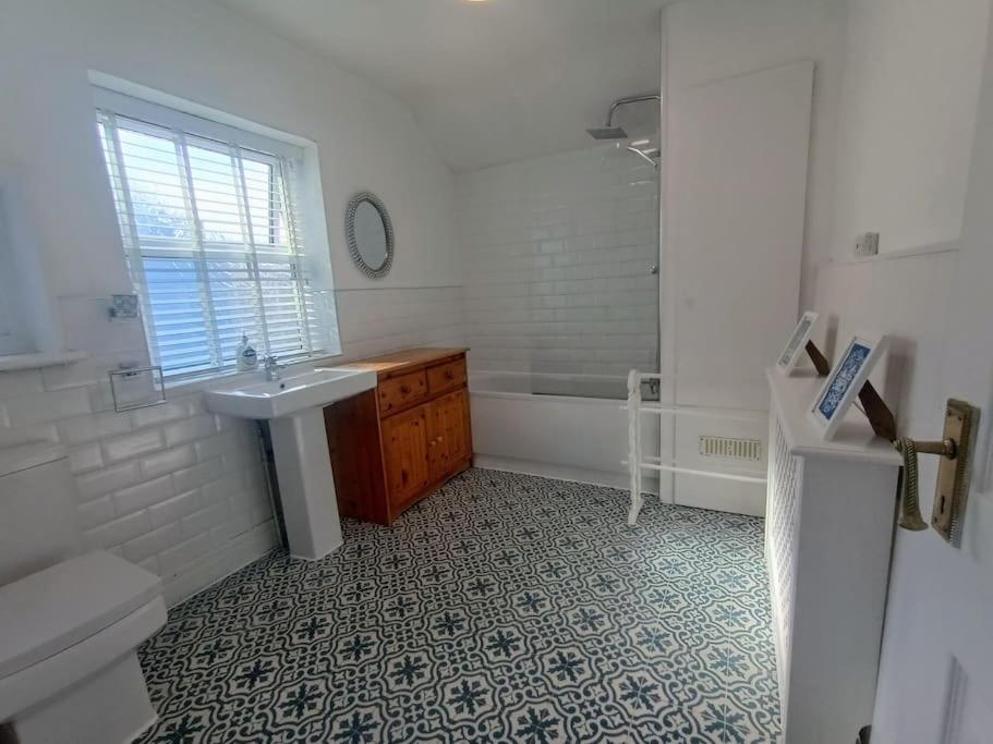 4 Bed House Sea Views Benji's By The Holiday home